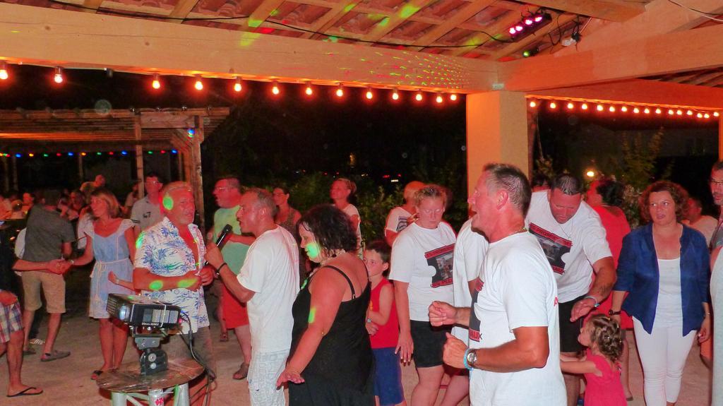 Hotel Camping La Vidaresse Sainte-Anastasie-sur-Issole Zewnętrze zdjęcie
