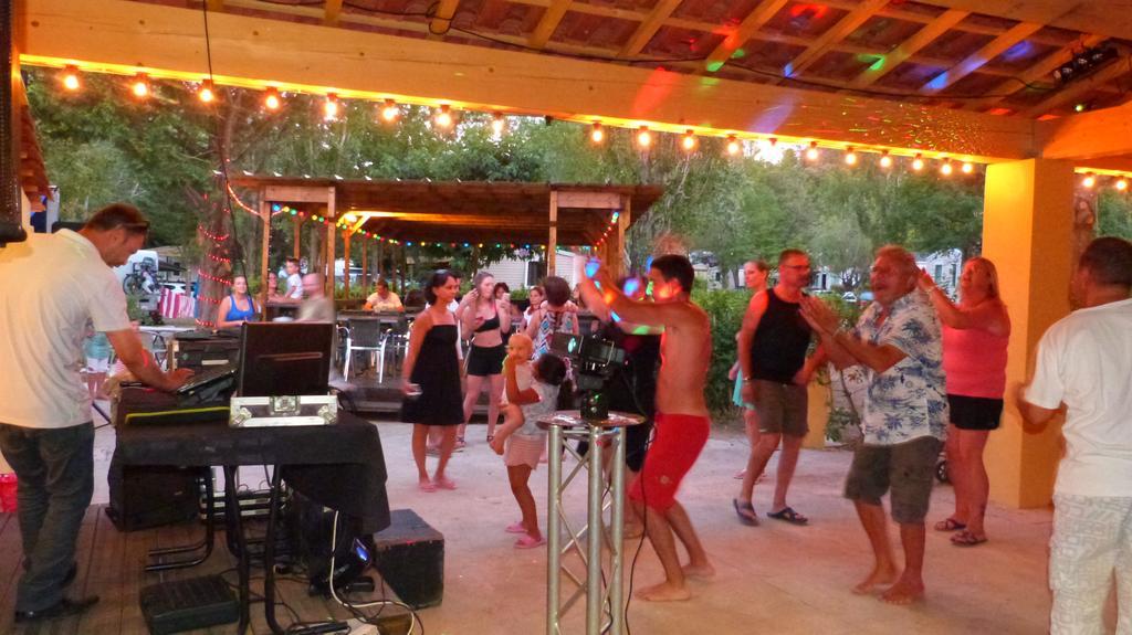Hotel Camping La Vidaresse Sainte-Anastasie-sur-Issole Zewnętrze zdjęcie